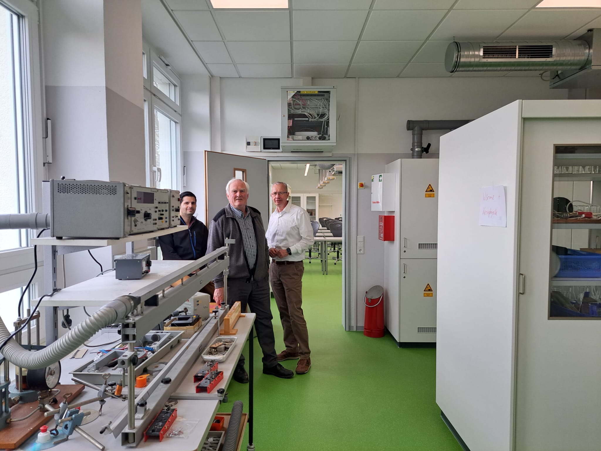 Mehr über den Artikel erfahren Besichtigung Physikraum städtischen Gymnasium