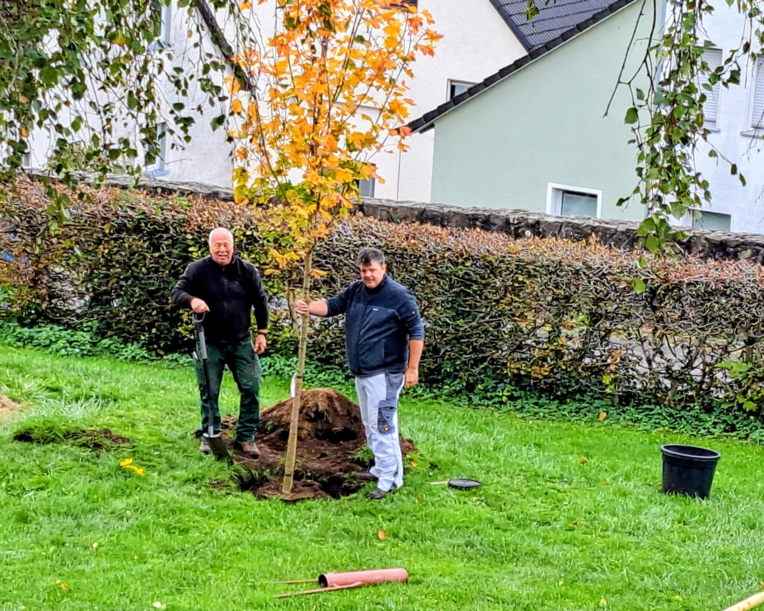 Baumpflanzaktion Schule Kallenhardt Dr. Hermann Burg & Matthias Aust